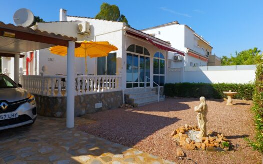 Villa in Torrevieja | EE10229