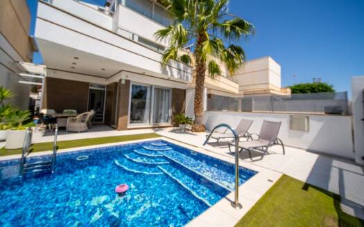 Villa in Lomas de Cabo Roig – EE8042