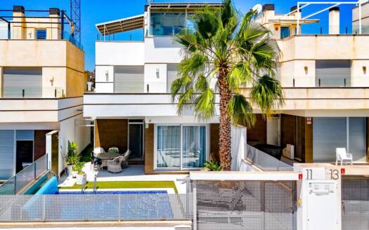 Villa in Lomas de Cabo Roig – EE8042