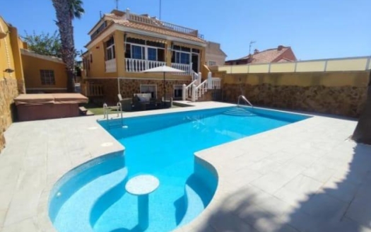 Villa en Torrevieja – EE8939
