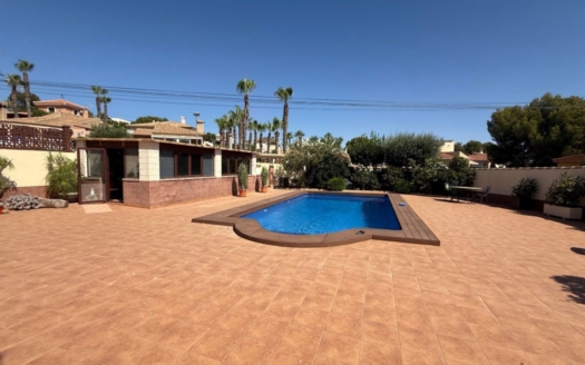Villa en Torrevieja – EE8605