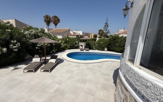 Villa en Torrevieja – EE8521