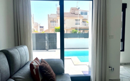Villa à Torrevieja – EE9881