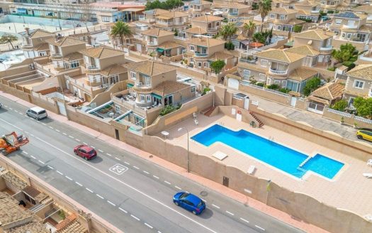 Villa en Torrevieja – EE8399