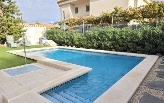 Villa en Orihuela Costa – EE8304