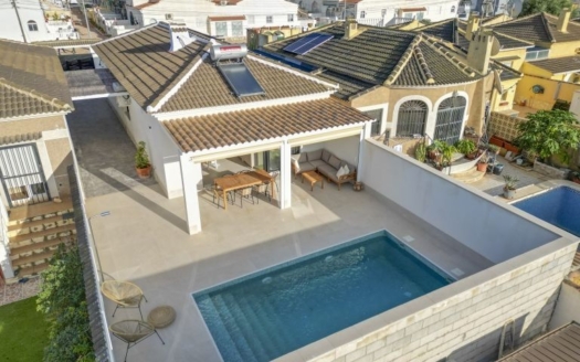 Villa en Torrevieja – EE8937