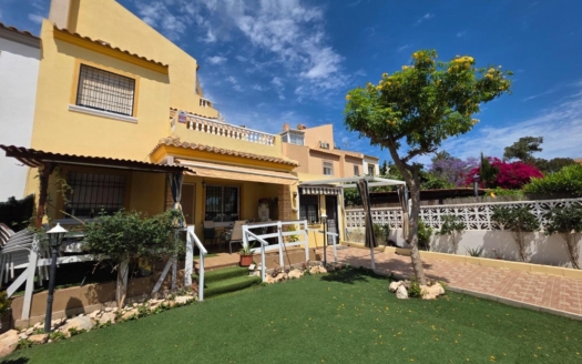 Casa adosada en Torrevieja – EE10764
