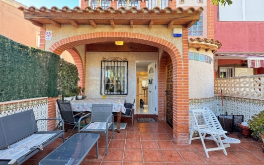 Casa adosada en Torrevieja – EE10619