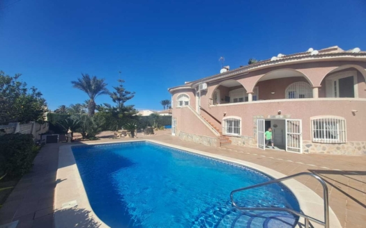 Villa en Ciudad Quesada – EE9753