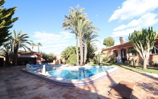 Villa en Torrevieja – EE9738