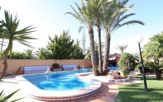 Villa en Torrevieja – EE9738