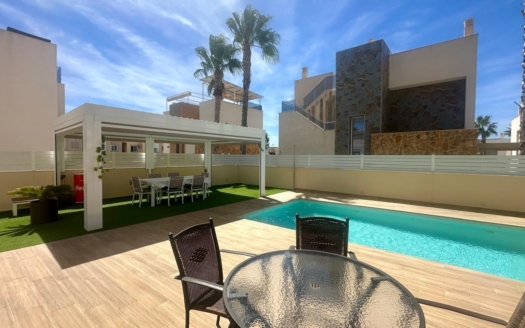Villa en Torrevieja – EE9051