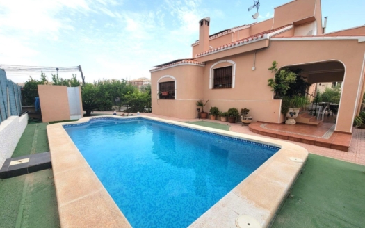 Villa en Torrevieja – EE9137