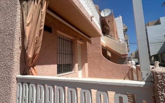 Casa adosada en Torrevieja – EE8495