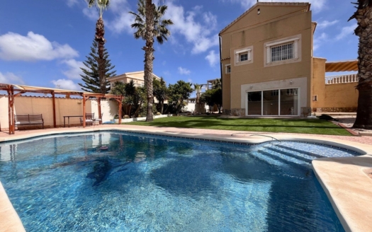 Villa en La Zenia – EE8548
