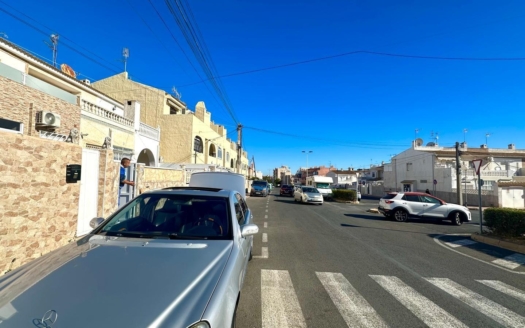 Casa adosada en Torrevieja – EE10676