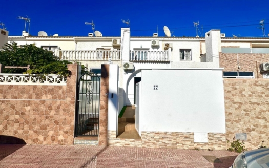 Casa adosada en Torrevieja – EE10676