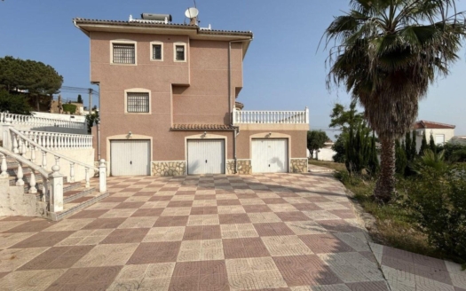 Villa en Ciudad Quesada – EE8858