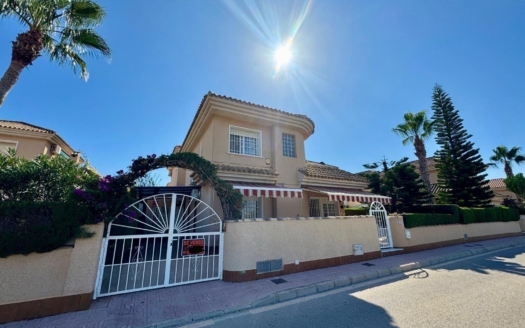 Villa in Torrevieja – EE11169