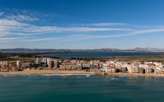 Casas costeras mediterráneas en la Costa Blanca que representan el aumento de los precios de la vivienda de segunda mano en España en 2025.