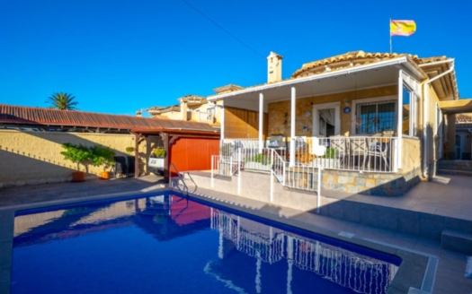 Villa in Torrevieja – EE10649