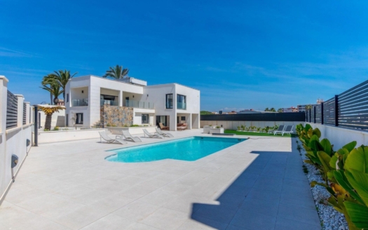 Villa en Torrevieja – EE8652