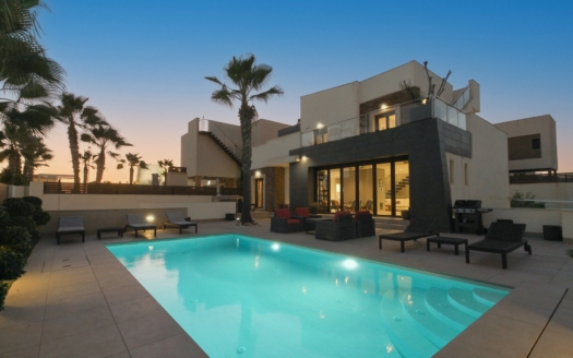 Villa in Torrevieja – EE11375