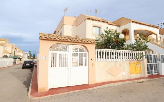 Town House in Torrevieja – EE11372