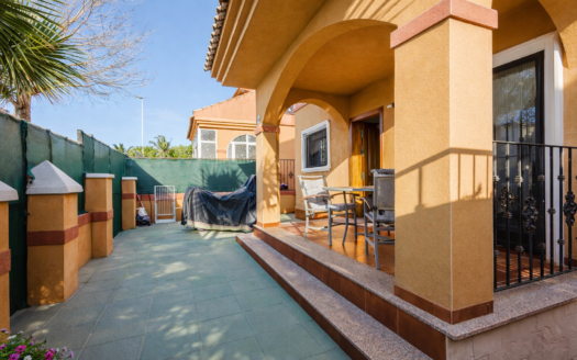 Villa in Torrevieja – EE11402
