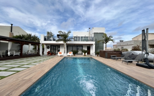 Villa in Los Balcones – EE11496
