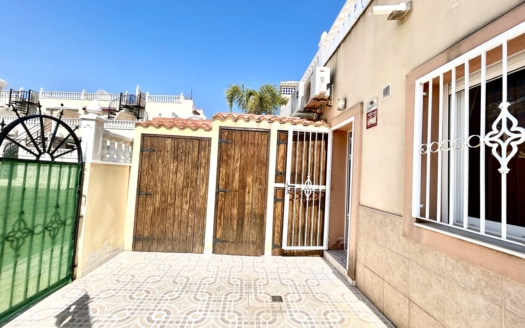Town House in La Zenia – EE11701