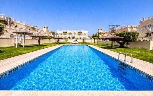 Town House in La Zenia – EE11701