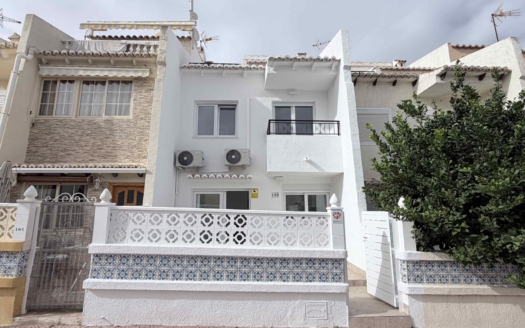 Town House in Torrevieja – EE10425