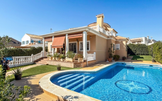 Villa in Torrevieja – EE11730