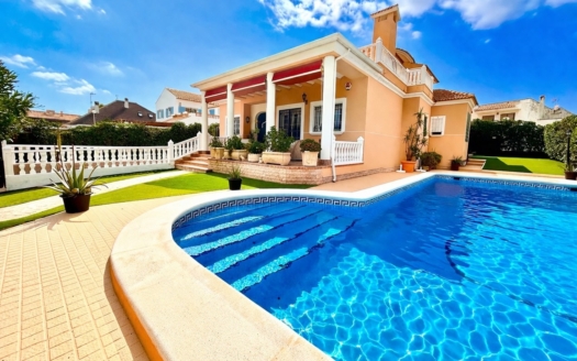Villa in La Mata – EE11692
