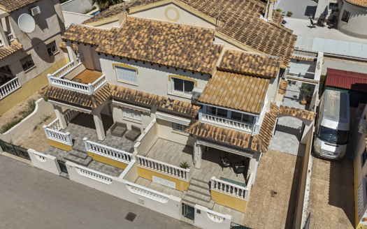 Casa adosada cerca del bulevar La Zenia – EE11956