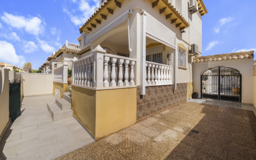 Casa adosada cerca del bulevar La Zenia – EE11956