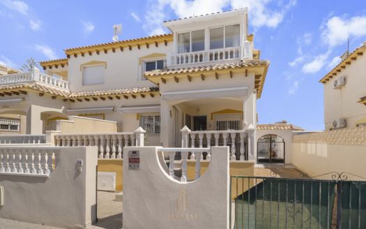 Casa adosada cerca del bulevar La Zenia – EE11956