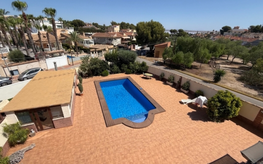 Villa in Torrevieja – EE11808