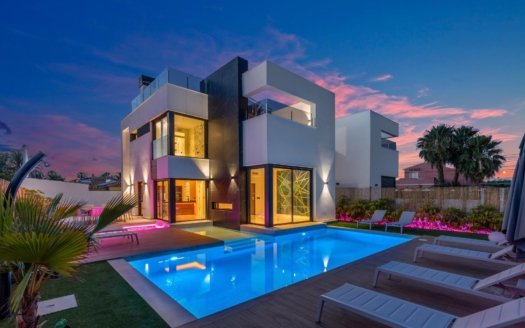 Villa in Torrevieja – EE11963