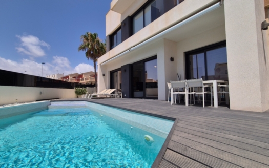 Villa in Torrevieja – EE11807