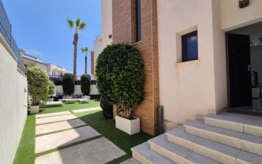 Villa in Torrevieja – EE11807