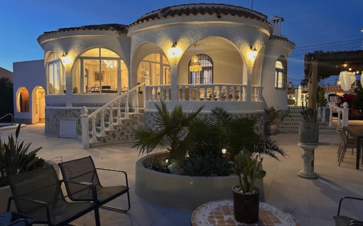 Villa in Torrevieja – EE11810