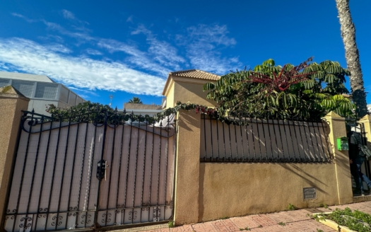 Town House in Torrevieja – EE11806