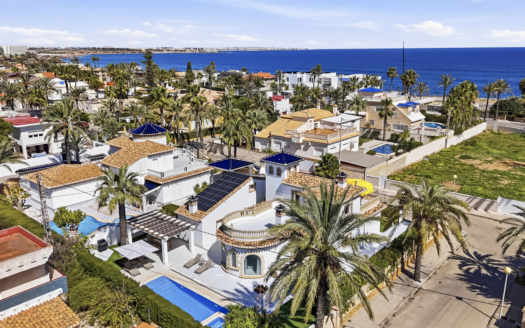 Piękna wolnostojąca willa w Cabo Roig – EE11680