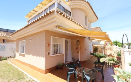 Villa à Torrevieja – EE12477