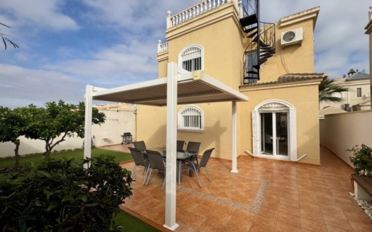 Villa i Torrevieja – EE12378