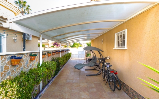 Town House in Torrevieja – EE10866