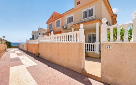 Town House in Torrevieja – EE12365