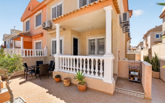 Town House in Torrevieja – EE12365